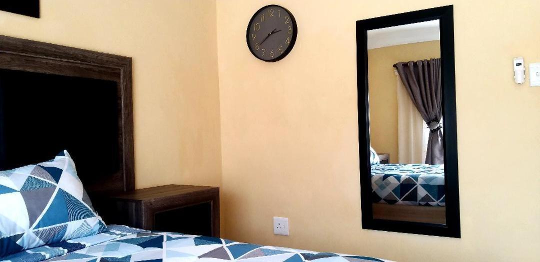 Tshukudu E Ntsho Bed & Breakfast Mogwase Bagian luar foto