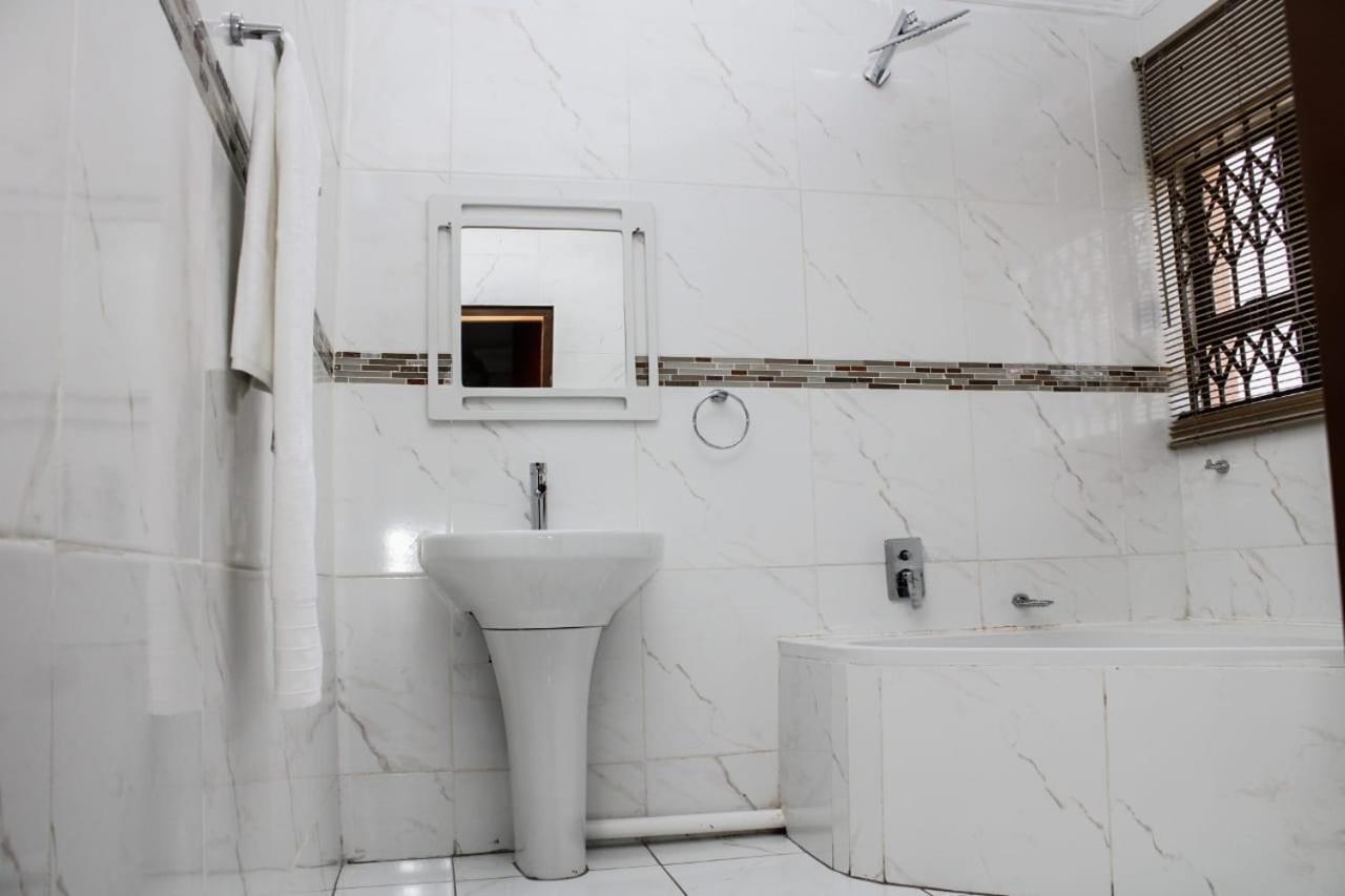 Tshukudu E Ntsho Bed & Breakfast Mogwase Bagian luar foto