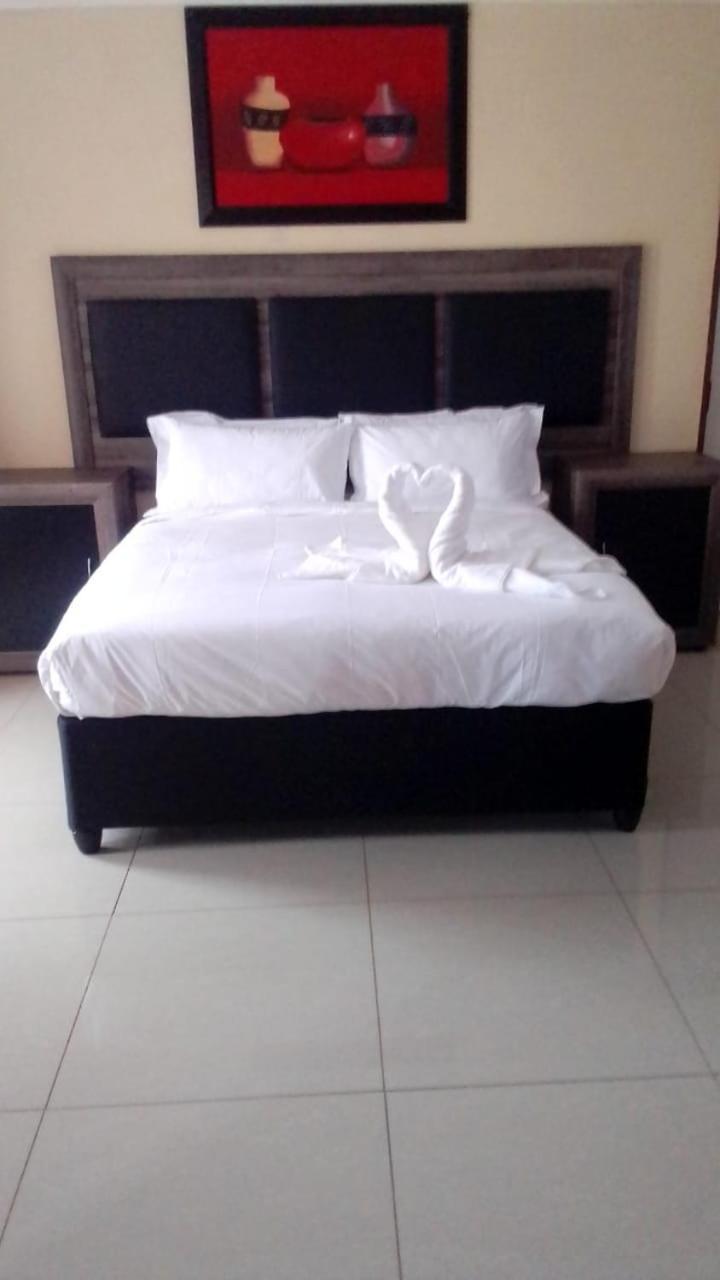 Tshukudu E Ntsho Bed & Breakfast Mogwase Bagian luar foto